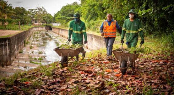 Prefeitura segue com limpeza de canais para eliminar pontos alagamentos