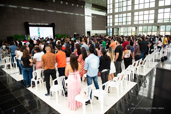 Prefeitura empossa 180 novos servidores da Educação