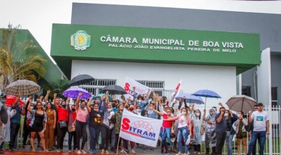 Greve: Cuidadores de alunos protestam na Câmara de Boa Vista