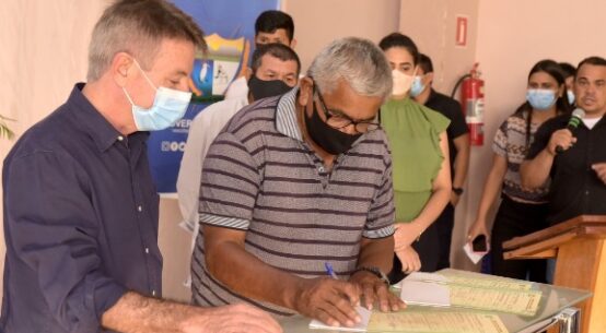 Governo entrega títulos definitivos para moradores da capital