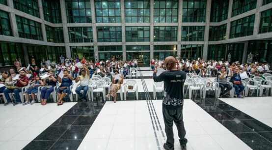 Professores arte-educadores aprendem sobre musicalização para aprimorar aulas na rede municipal