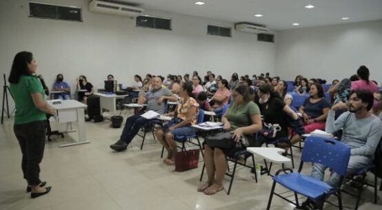 Alunos da Escolegis lotam sala de aula de preparatório para concurso