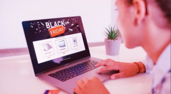 67% dos brasileiros têm medo de cair em fraudes durante as compras na Black Friday