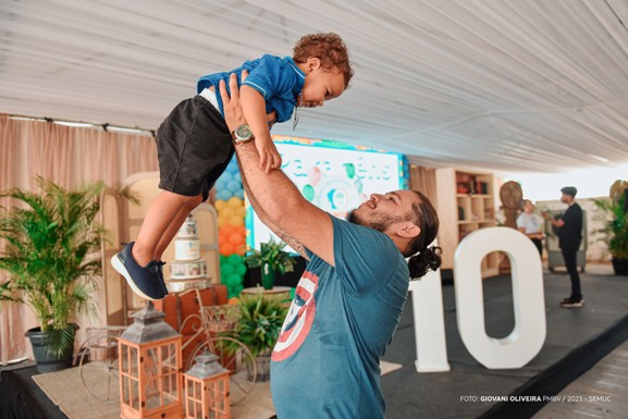 Família que Acolhe completa 10 anos como referência em política de primeira infância