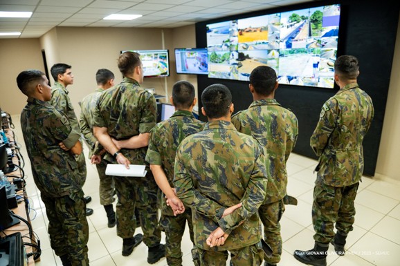 Militares da Base Aérea de Boa Vista conhecem sistema de monitoramento da Prefeitura