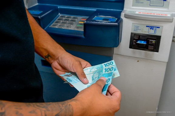 Prefeitura antecipa salário dos servidores municipais para esta sexta-feira