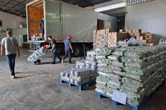 Alimentação escolar: Governo de Roraima inicia abastecimento das unidades de ensino para o ano letivo de 2025