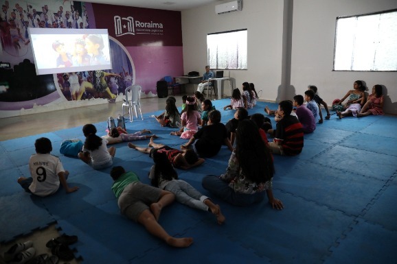 Alunos do Centro de Convivência da Juventude se divertem em sessão de cinema durante férias