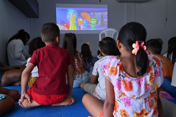 Sessão de cinema promove entretenimento e reflexão em polo do CCJuv da ALE-RR