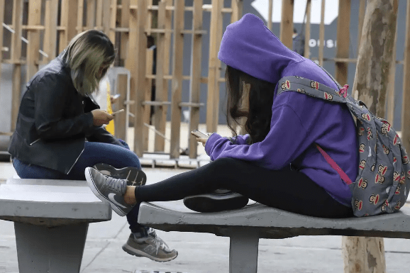 Celulares em escolas: secretarias de Educação têm até março para adaptação à lei que restringe uso