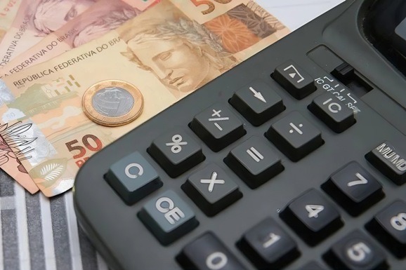 Gastos inesperados e falta de reserva de emergência são as maiores preocupações financeiras dos brasileiros para 2025