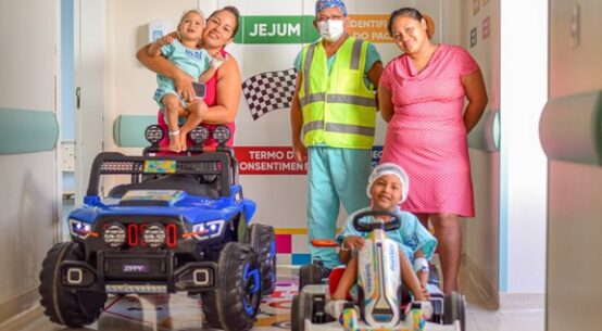 Hospital da Criança: carrinhos elétricos transformam percurso de pacientes ao centro cirúrgico em uma experiência divertida