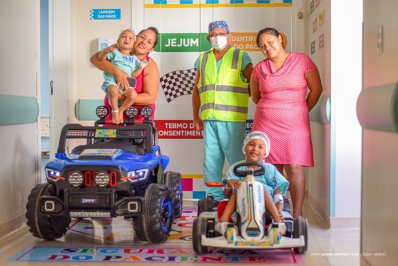 Hospital da Criança: carrinhos elétricos transformam percurso de pacientes ao centro cirúrgico em uma experiência divertida