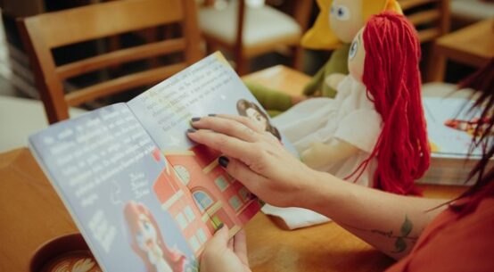 De forma lúdica e criativa, professora de escola municipal aborda bullying em livro infantil