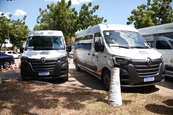 Municípios de Roraima recebem vans com recursos destinados pelo senador Mecias
