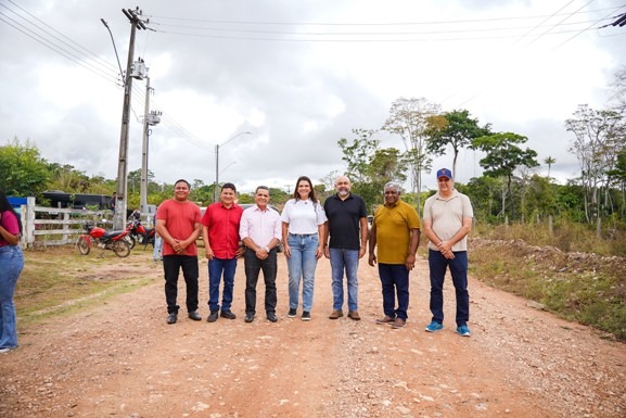 Amajari: moradores ganham praça, tratores e vicinal recuperada com recursos destinados pelo senador Mecias de Jesus