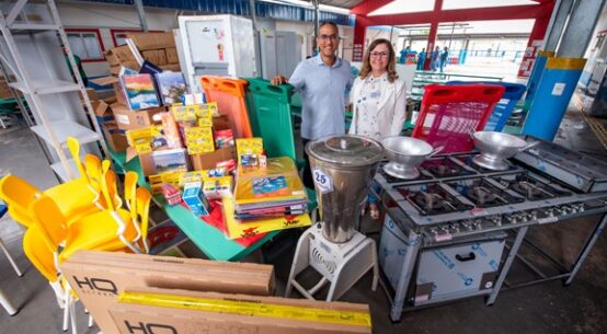 Escolas municipais recebem materiais didáticos e mobília para o início do ano letivo 2025
