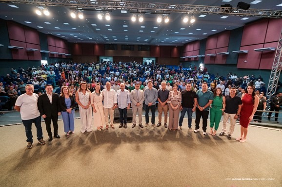 Prefeito Arthur Henrique empossa novos professores e reforça educação municipal