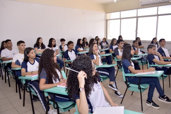 Ensino Médio: mais de 3 mil vagas são ofertadas para quem deseja estudar durante a noite na rede estadual