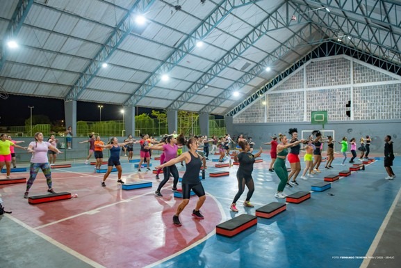 Academia Aberta: aula especial de Carnaval agita polo no Cidade Satélite