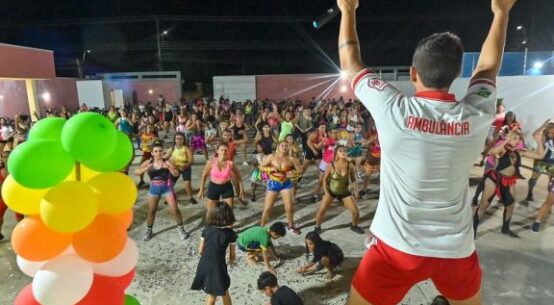 ‘Zumba de Carnaval’ do CCJuv reúne 150 foliões em noite de coreografias contagiantes no polo Senador Hélio Campos