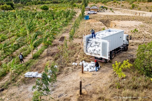 Prefeitura distribui 2.350 sacas de composto orgânico para as comunidades indígenas
