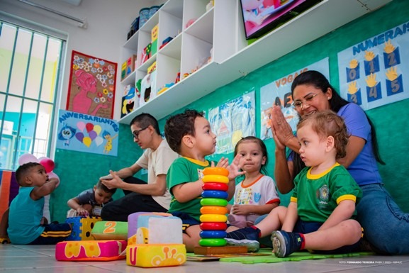 Prefeitura convoca 100 cuidadores e outros profissionais da educação