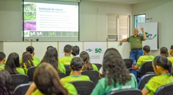 Integrantes do Dedo Verde visitam sede da Embrapa Roraima para aprender sobre práticas ambientais