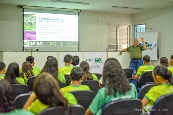 Integrantes do Dedo Verde visitam sede da Embrapa Roraima para aprender sobre práticas ambientais