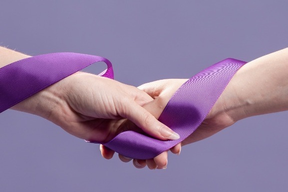 Fevereiro Roxo: campanha promove conscientização sobre Lúpus, Fibromialgia e Alzheimer