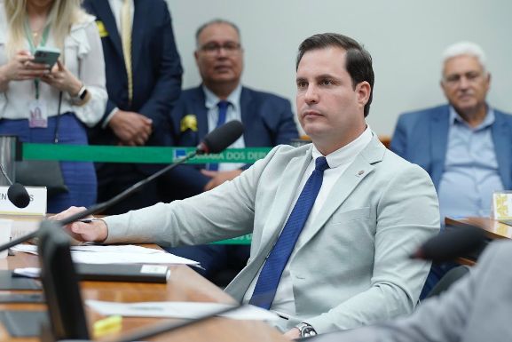 Nicoletti elogia abate de aeronave venezuelana com drogas e cobra mais informações da FAB