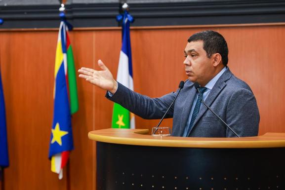 Sampaio propõe CPI da Saúde e afastamento da secretária da Sesau