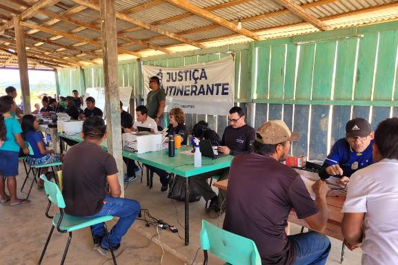 Uiramutã: Justiça Itinerante realiza mais de 400 atendimentos na comunidade indígena Serra do Sol em dois dias