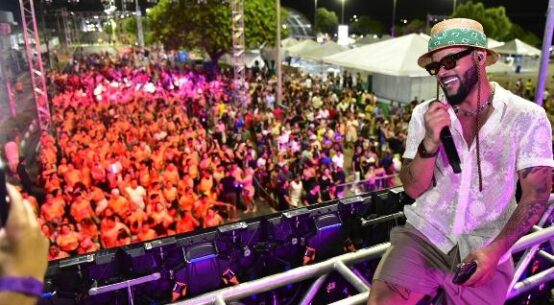 Carnaval 2025: circuito tradicional da Praça Fábio Marques Paracat reúne milhares de foliões