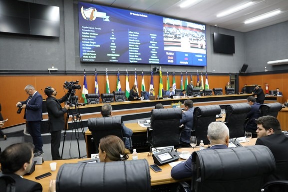 Honrarias: ALE-RR aprova entrega de comendas e moção de aplausos