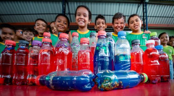 Alunos produzem garrafinhas sensoriais durante 3ª Semana Municipal de Conscientização do Autismo