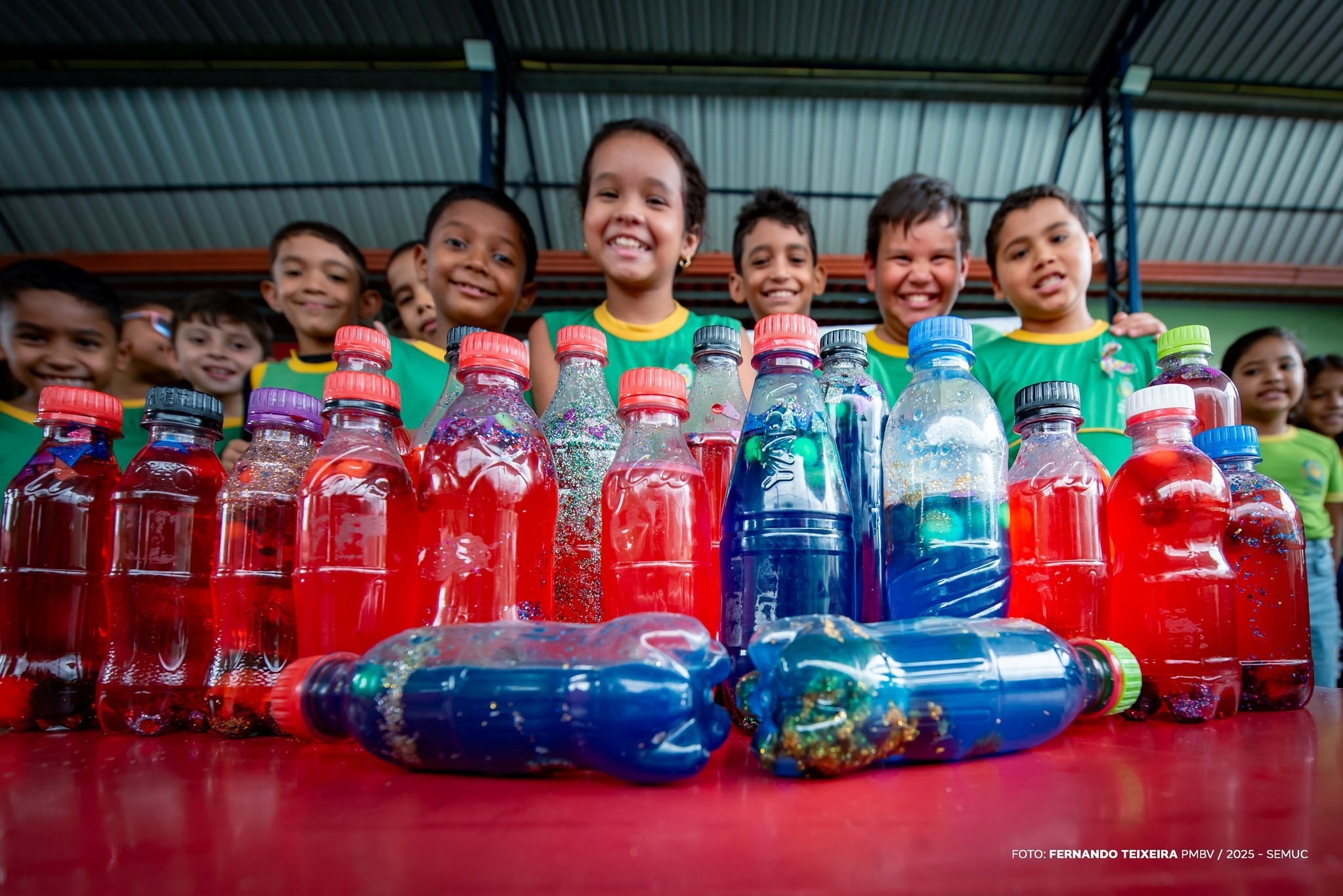 Alunos produzem garrafinhas sensoriais durante 3ª Semana Municipal de Conscientização do Autismo