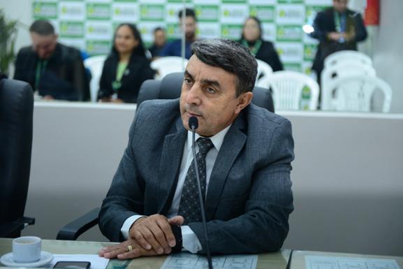 Vereador propõe melhorias no Centro Comercial Wakîri com estacionamento e faixa de pedestres