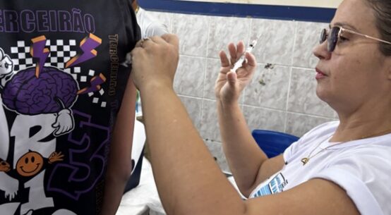 Alunos da Escola Antônio Carlos da Silva Natalino participam de Dia D de vacinação