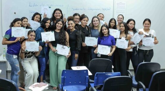 Mais de 60 alunos de cursos noturnos são certificados pela Escolegis