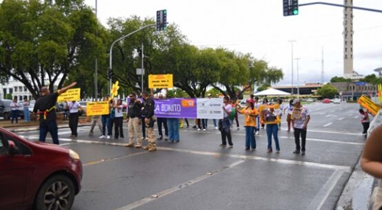 Faça Bonito!: blitz na Praça do Centro Cívico conscientiza sobre defesa dos direitos das crianças