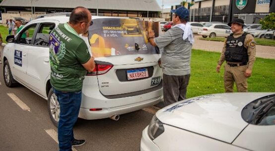 Maio Amarelo: “Adesivaço” leva mensagem por um trânsito seguro aos condutores de Boa Vista