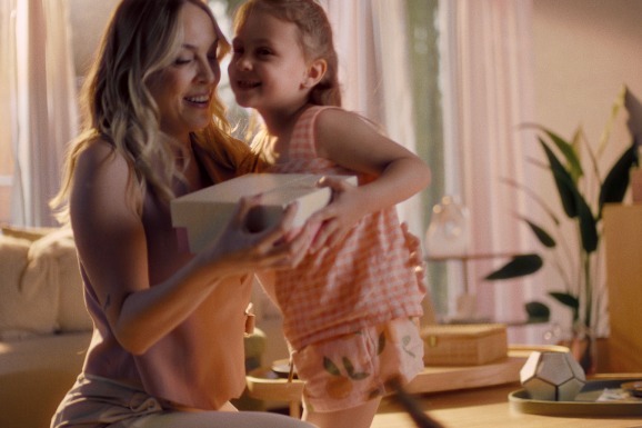 Natura celebra a maternidade real e, muitas vezes, divertida em campanha de Dia das Mães