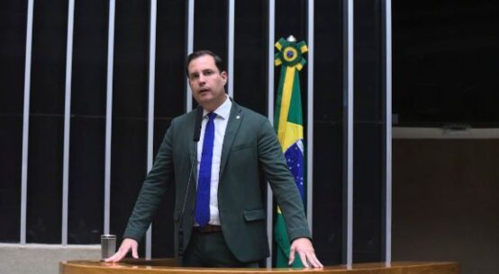 Nicoletti vota contra projeto que aumenta número de deputados federais