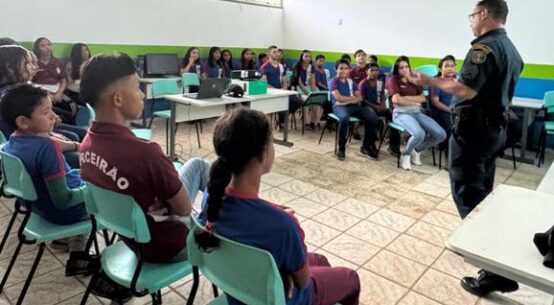 Vila Apiaú: alunos de escola estadual participam de palestra sobre Bullying