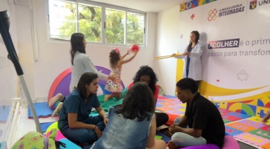 Iniciativa oferta 100 bolsas de graduação EaD gratuitas para pessoas com TEA e mães de crianças autistas