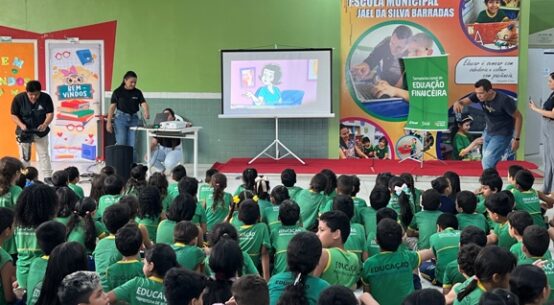Sicredi leva gibis da Turma da Mônica e educação financeira para crianças em escola de Boa Vista