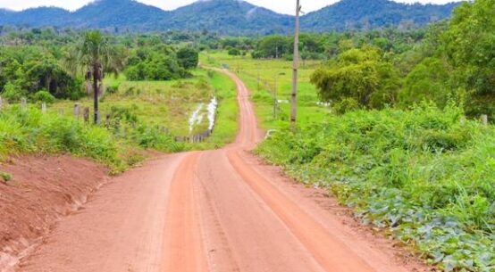 Governo entrega escola reformada e nova vicinal para vilas do Cantá e Caracaraí