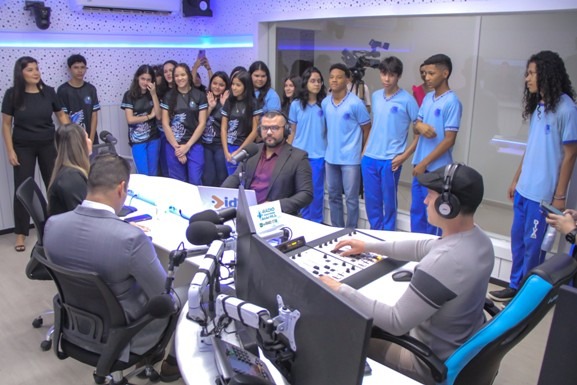 Visita guiada: estudantes da Escola Estadual Diva Lima conhecem bastidores da TV e Rádio Assembleia