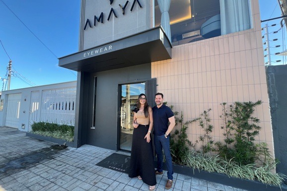 Dia dos Namorados: casal de Roraima associado ao Sicredi transforma garagem em marca própria de óculos